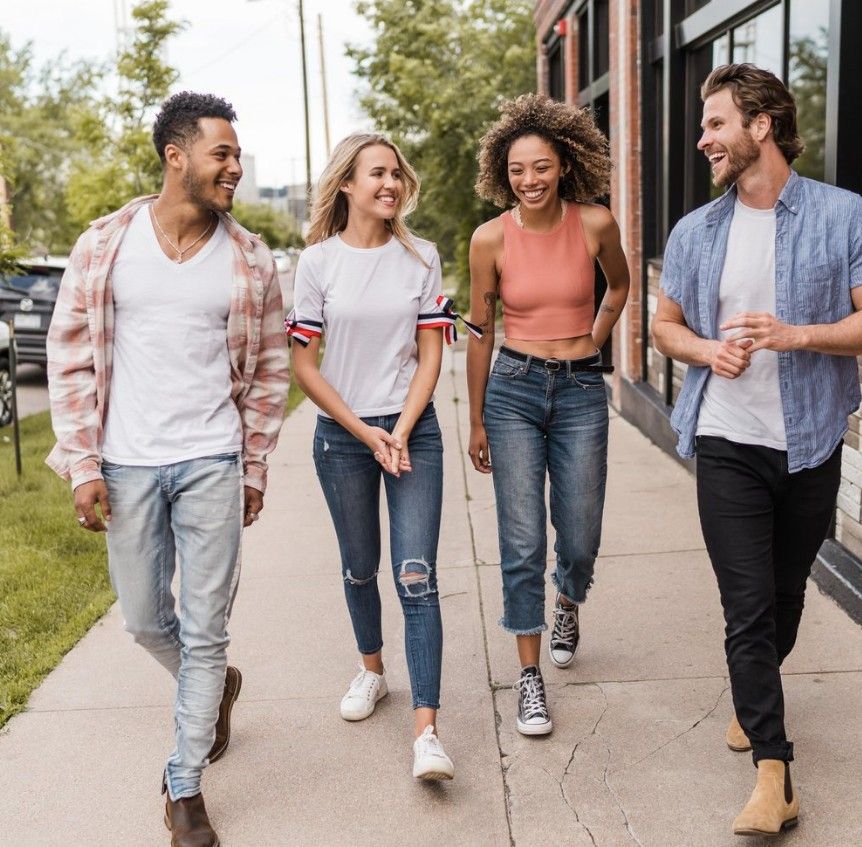 Illustratie van een groep mensen die samen een wandelroute volgt